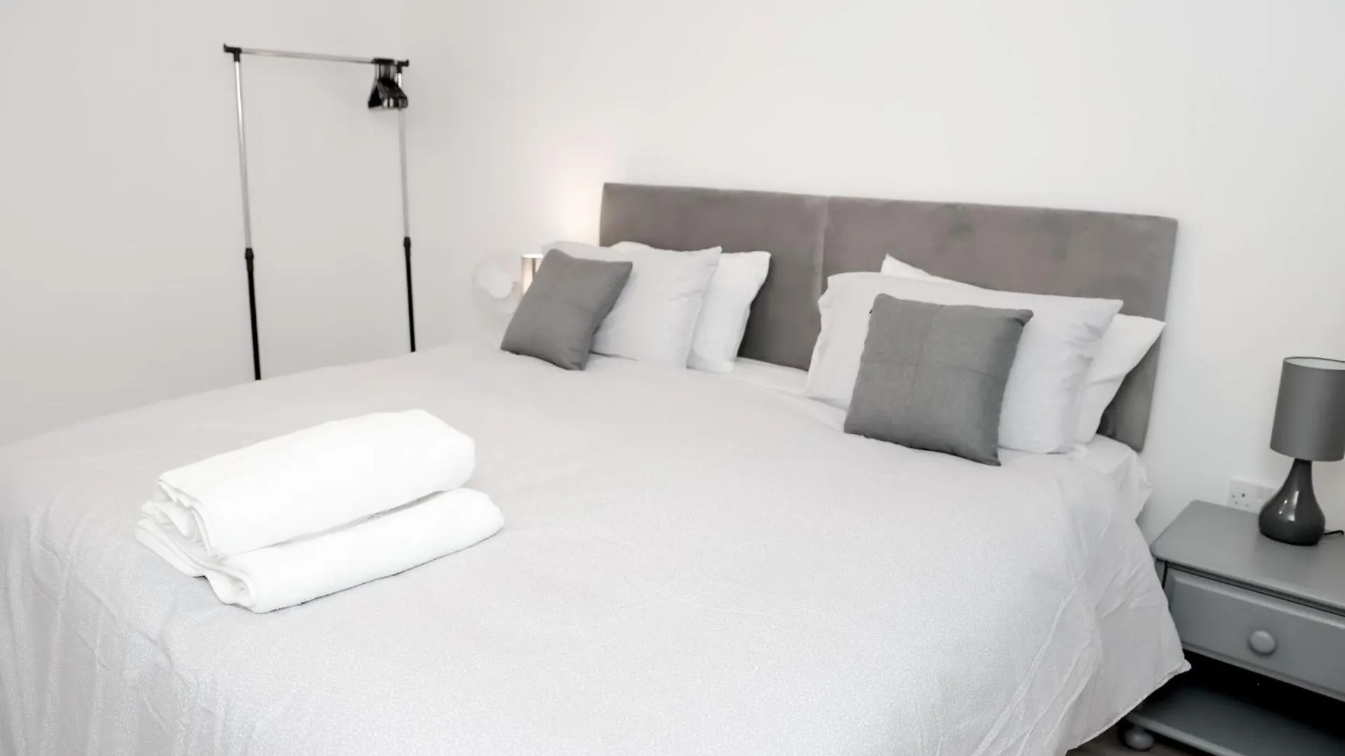 Stylish Flat By Sn Homes - Zone 4 Abbey Wood London Apartment